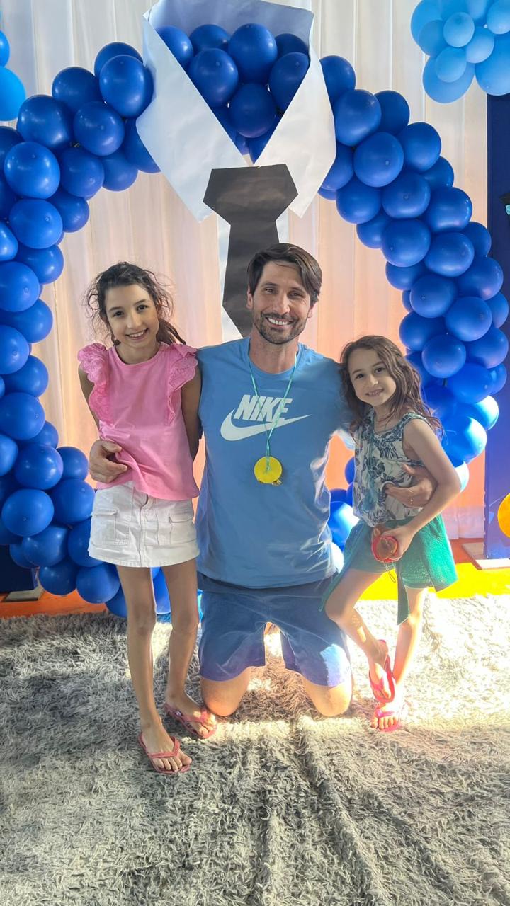 Pai e filhas em momento real de presença
